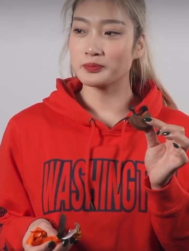 后来新华夏成立，洪洋的父亲借机耍了个小聪明，他以自身成分不好、想扭转当地百姓对他们的印象为由，把原本的私营企业，主动捐给了当地公社，但其实真正捐出去的不过十分之一，可他跟叶家汇报的时候，只说是都捐出去了。
